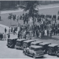 Black and white image of convocation on June 5, 1925.<br />
View of King's College Circle with graduates filing into Convocation Hall. (utarmsIB:2002-37-1MS)